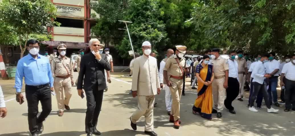 गढ़वा: डीसी गढ़वा राजेश कुमार ने समाहरणालय परिसर में किया ध्वजारोहण, जिलेवासियों को दी बधाई #डीसी #ध्वजारोहण