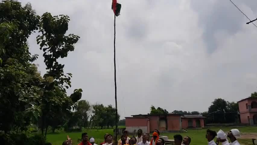 डुमराँव विधानसभा के युवाओं के साथ झन्डोतोलन करते छात्र नेता दीपक यादव
#publickehiro