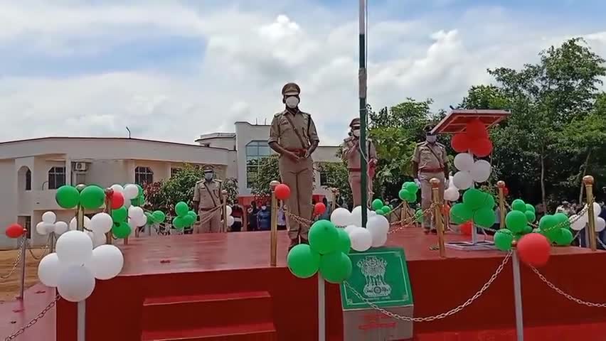 गढ़वा: गढ़वा एसपी श्रीकांत सुरेश राव ने पुलिस लाइन में किया झंडातोलन, कहा- नक्सल मुक्त होगा गढ़वा जिला #एसपी #झंडोतोलन