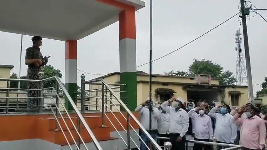 मयूरहंड: शहीद शक्ति सिंह स्मारक पर बीडीओ ने झंडोत्तोलन कर झंडे को दी सलामी #झंडोतोलन #बीडीओ
