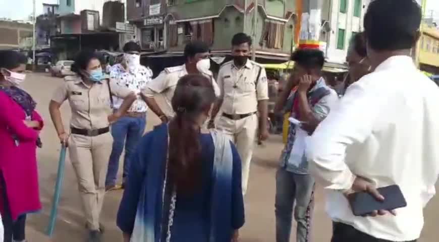 लटेरी: कोविड-19 के नियमों का पालन कराने के लिए सड़कों पर उतरा अमला, कइयों के कटे चालान तो कइयों से लगवाई बैठकें #corona #लॉकडॉउन