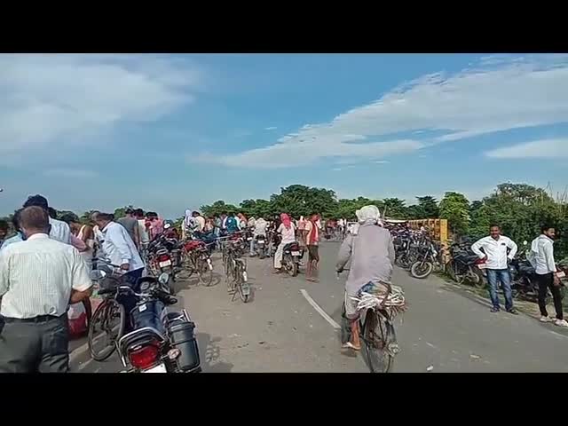 बंजरिया: #मधुबन में बढते संक्रमण के खतरे के बीच बाजार के जगह एनएच 104 के पुलों पर सज रहा बाजार, शोशल डिस्टेंसिंग की उड़ रही धज्जी