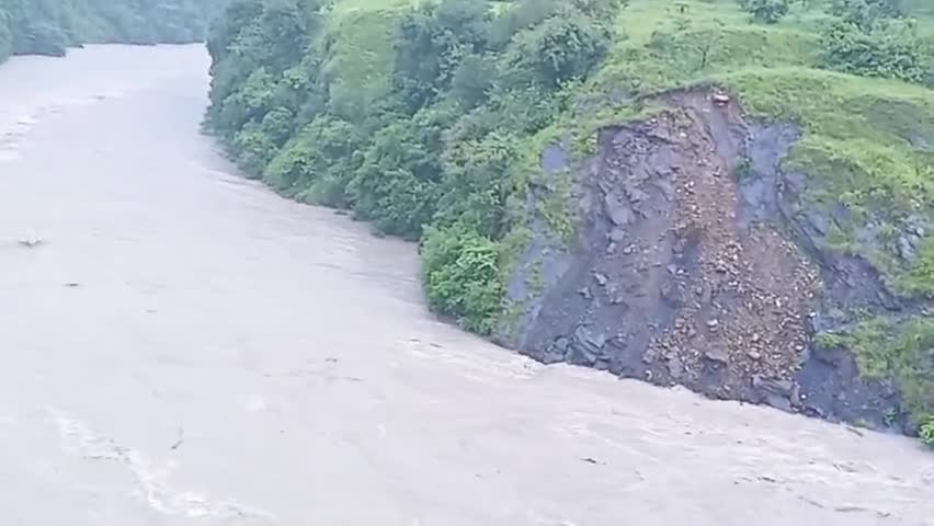 पिथौरागढ़: पिथौरागढ़ जिले मुवानी, थल,नाचनी, मुनस्यारी में, कल रात से मुशल्लाधर बारिश हुए है  मिट्टी का. कटवा हुआ है#पिथौरागढ़