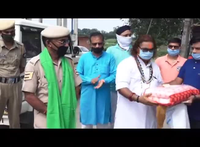 हरोली: सिंगा में ज्ञानी बाबा ने कोरोना योद्धा पुलिस जवानों, आशा वर्कर्स व पंचायत प्रतिनिधियों को किया सम्मानित #कोरोना_वॉरियर्स