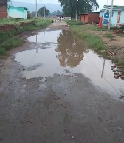 गोमिया: gangpur main road ka hua bura haal,
Pani nikashi ka koi जगह ही नहीं h,
#gomia ,bokaro के mahuatand पंचायत का yahi haal h