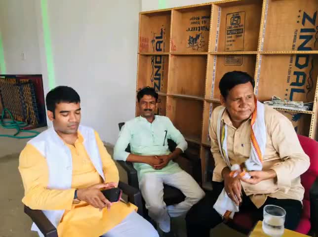 करहल: प्रखंड में पूर्व नगर अध्यक्ष के आवास पर चाय पार्टी में पहुंचे प्रसपा नेता आजम खां #प्रसपा