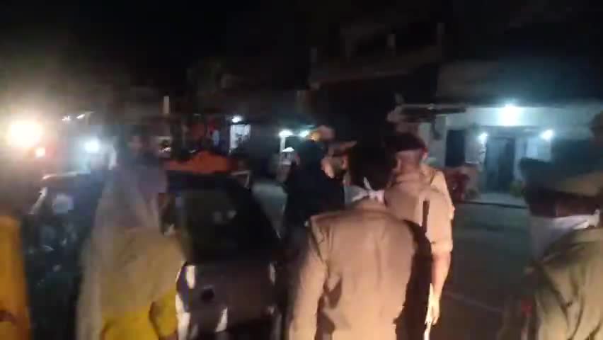 बिलग्राम: मल्लावां चौराहे पर CO बिलग्राम शिवराम कुशवाहा द्वारा सड़कों पर खड़े वाहनों की कराई गई तलाशी #सतर्कता