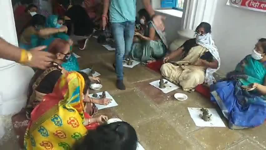 झाबुआ: जिले में महिला मोर्चा के द्वारा महिलाओं को दिया गया मिट्टी के गणेश जी बनाने का प्रशिक्षण #महिला_मोर्चा
