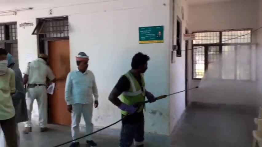 मऊ: कोरोना संक्रमण से बचाव हेतु तहसील परिसर को नगर पंचायत द्वारा किया गया सैनिटाइज #कोरोना #नगर_पंचायत