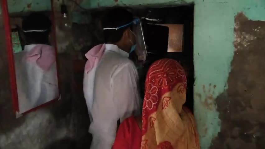 जनता और प्रशासन आमने सामने क्यो 
#चिरैया के ग्राम गोखुला वार्ड-2 के दिपक कुमार का इलाज के अभाव में मौत दुःखद