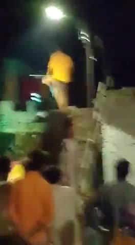 कानपुर: काकादेव में छत से लोगों पर पथराव करते हुए दबंग युवक का वीडियो सोशल मीडिया पर हुआ वायरल, जांच में जुटी पुलिस  #काकादेव
