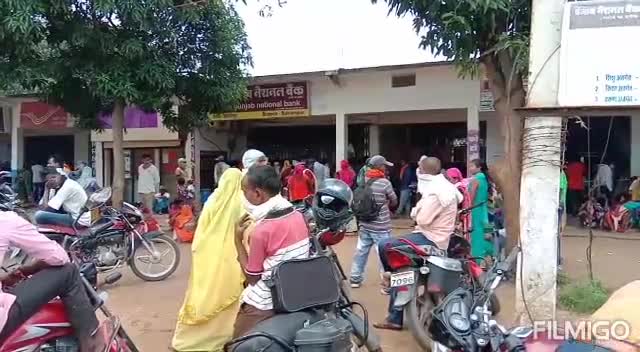 बलरामपुर: मुख्यालय स्थित पंजाब नेशनल बैंक में नहीं हो रहा है सोशल डिस्टेंसिंग का पालन, लग रही है लोगों की भीड़ #सोशल_डिस्टेंस