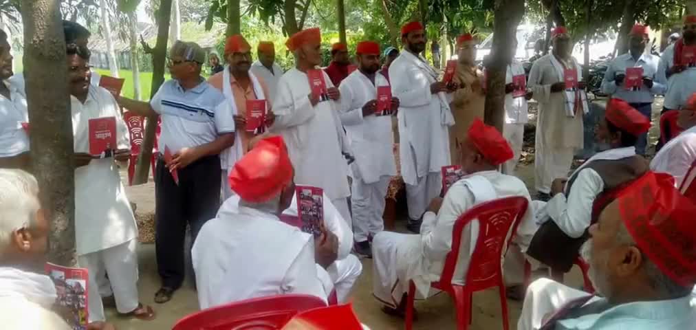घोसी: मुहम्मदपुर हसनपुर में पूर्व विधायक ने चौपाल लगाकर समाजवादी पार्टी के आह्वान पत्र का किया वितरण #सपा #पूर्व_विधायक