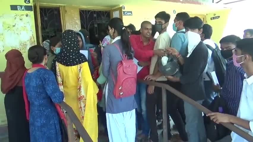 दरभंगा: दरभंगा के सीएम कॉलेज में परीक्षा फॉर्म जमा करने के दौरान नहीं किया गया सोशल डिस्टेंस का पालन #सोशल_डिस्टेंस