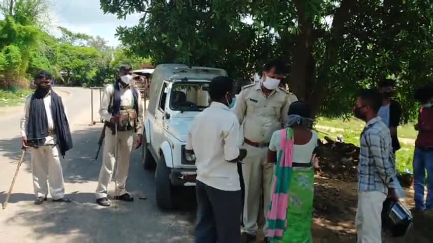 कुंडहित: मुर्गाबनी-राजनगर मुख्य सड़क पर कुंडहित थाने के निकट पुलिस ने चलाया वाहन चेकिंग अभियान #चेकिंग_अभियान