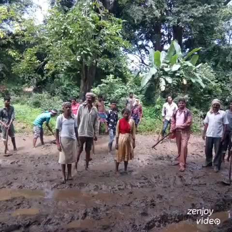 तामिया: खापाखुर्द के गोंड़ी मोहल्ला पहुंच मार्ग पर कीचड़ होने से ग्रामीणों सहित सरपंच कर रहे श्रमदान कार्य #श्रमदान