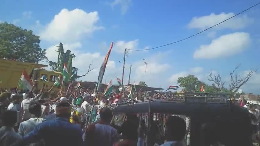 मिर्ज़ापुर: #Ravi Singh 
Ravi singh ki shahadat par shraddhanjali dene ke liye Gaipura chaurahe par itni public jama hue