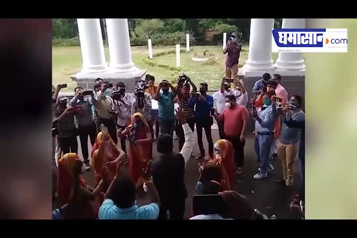 इंदौर: स्वच्छता में इंदौर के चौके के बाद, रेसिडेंसी कोठी पर सांसद शंकर लालवानी ने लगाए ठुमके। #इंदौर #स्वच्छ्ता_सर्वेक्षण
