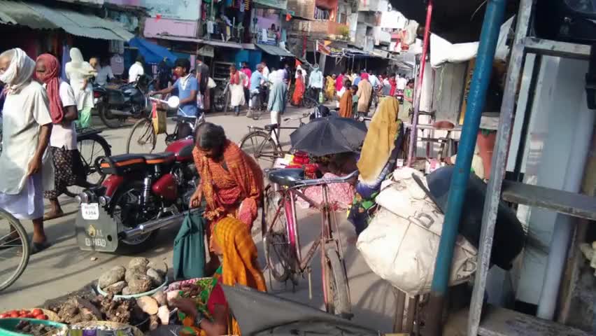 रतनी फरीदपुर: तीज पर्व को लेकर रतनी प्रखण्ड के बाजारों में चहल कदमी बढ़ी, खरीददारी करते दिखे लोग #त्योहार #कजरी_तीज