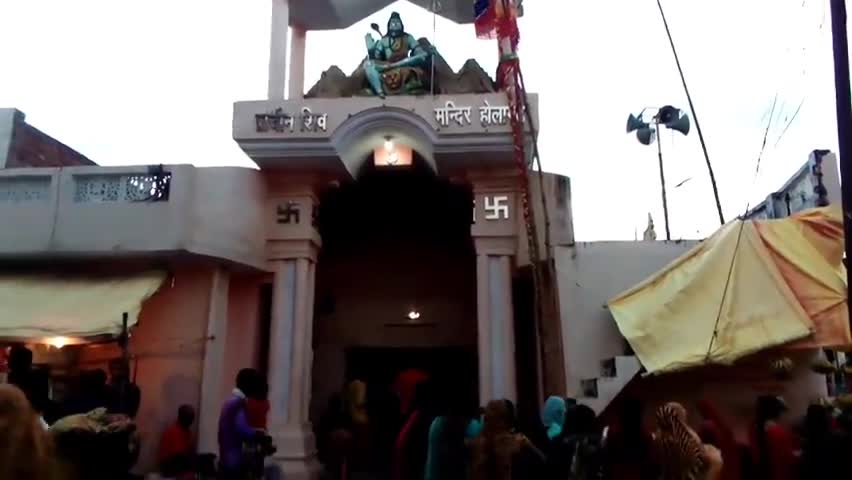 सोरांव: होलागढ़ शिव मंदिर पर हरितालिका तीज व्रत रखने वाली महिलाओं की लगी भीड़, शिवलिंग पर किया जलाभिषेक #तीज