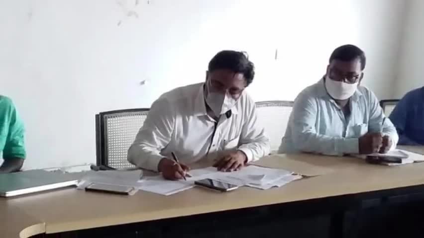 बोआरीजोर: मासिक बैठक के माध्यम से BDO धीरज प्रकाश ने कर्मियों से कहा- कार्य के प्रति वफादारी जरूरी #समीक्षा_बैठक