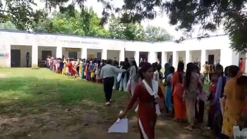 भगवानपुर: भगवानपुर हाईस्कूल में मैट्रिक व इंटरमीडिएट के फार्म भरने के दौरान सोशल डिस्टेंसिंग का नहीं हो रहा पालन #भीड़ #कोरोना