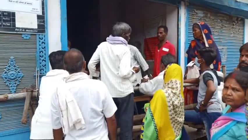 नवाबगंज: बंकी के कोटेदार की दुकान पर राशन वितरण के दौरान नहीं किया गया सोशल डिस्टेंसिंग का पालन #सोशल_डिस्टेंस