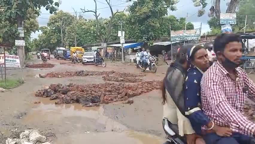 गढ़वा: डीसी के निर्देश पर एनएच के पदाधिकारियों द्वारा एनएच-75 पर हुए गड्ढों को ईंटों से भरा जा रहा है #एनएच #सड़क