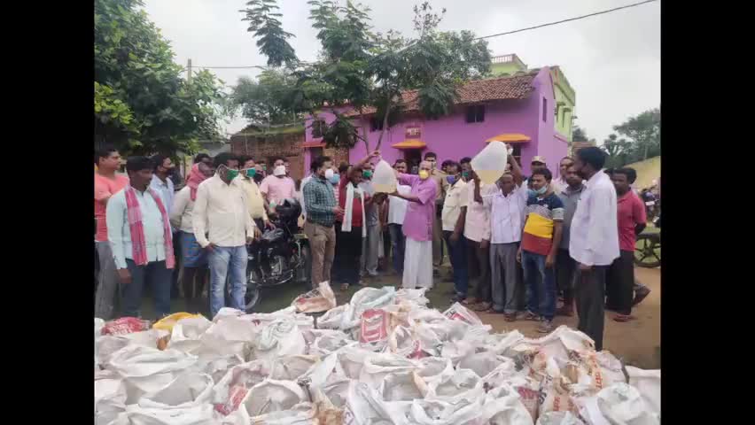 फतेहपुर: विधानसभा अध्यक्ष ने बड़वा स्थित आवासीय कार्यालय में किसानों के बीच मछली के जीरा का किया वितरण #मछली #विधानसभा_अध्यक्ष