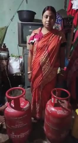 #नाला मछली व्यापारी बाबू धीवर की मां और माशी को आज प्रधानमंत्री उज्जवला योजना के तहत गैस सिलेंडर और चूल्हा दिलाया गया।
