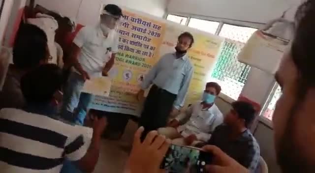 अगिआंव: अगियांव की स्वयंसेवी संस्था जय किशुन शिक्षा जागरण ने कोरोना वारियर्स को किया सम्मानित #सम्मान #कोरोना_योद्धा