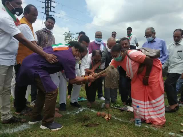 माकड़ी: माकड़ी में विधायक मोहन मरकाम ने हाई मास्क सोलर लाइट लगाने के लिए किया भूमि पूजन #विधायक #मोहन_मरकाम