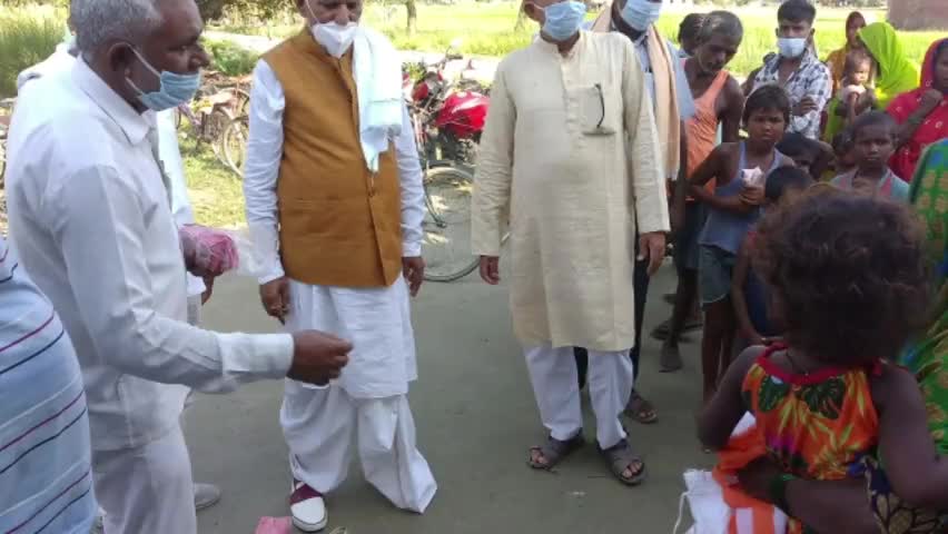 बनियापुर: श्रीपुर गांव में जदयू राज्य परिषद सदस्य द्वारा बाढ़ पीड़ितों के बीच बांटी गई राहत सामग्री #जदयू #राहत_सामग्री