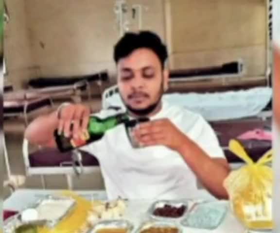 नामकुम: धनबाद के कोविड वार्ड में मरीज ने पी शराब, फोटो वायरल होने पर सीएम के आदेश के बाद 8 पुलिसकर्मी हुए सस्पेंड #हेमन्त_सोरेन