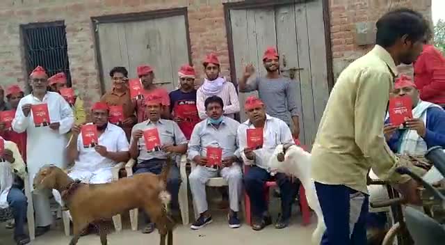 समाजवादी पार्टी के नेता माननीय अखिलेश यादव जी की आवाज को घर घर तक बन कर पहुच रहे है #टेकपाल_कुशवाहा युवा सपा नेता