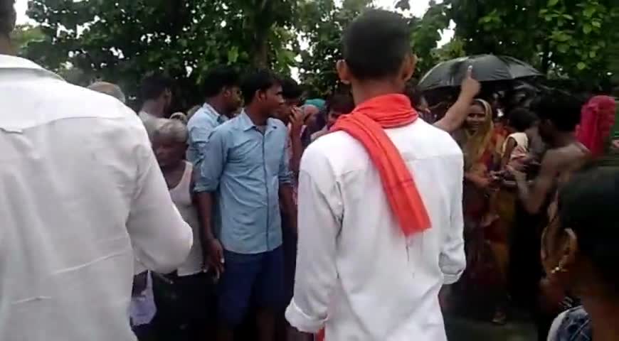 मढ़ौरा: शिल्हौरी में भाजपा नेता‌ ने बाढ़ ‌पीड़ितों के बीच राहत सामग्री का किया वितरण #बाढ़_‌पीड़ित #राहत_सामग्री