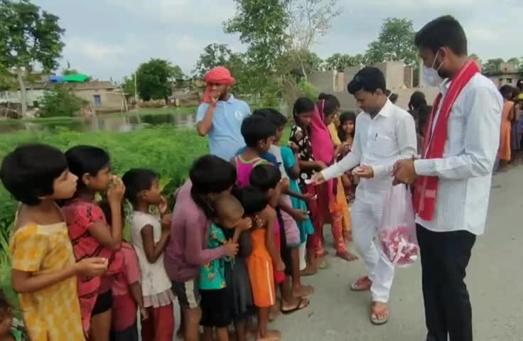 पानापुर: पानापुर में मुखिया संगम बाबा ने बाढ़ पीड़ितों के बीच बांटी खाद्य सामग्री #बाढ़_पीड़ित #राहत_सामग्री