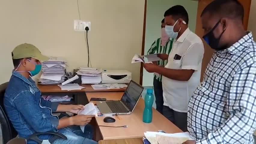 इटखोरी: इटखोरी अंचल कार्यालय में भरा जा रहा है ऑनलाइन प्रधान मंत्री किसान सम्मान योजना का फॉर्म #अंचलाधिकारी #किसान