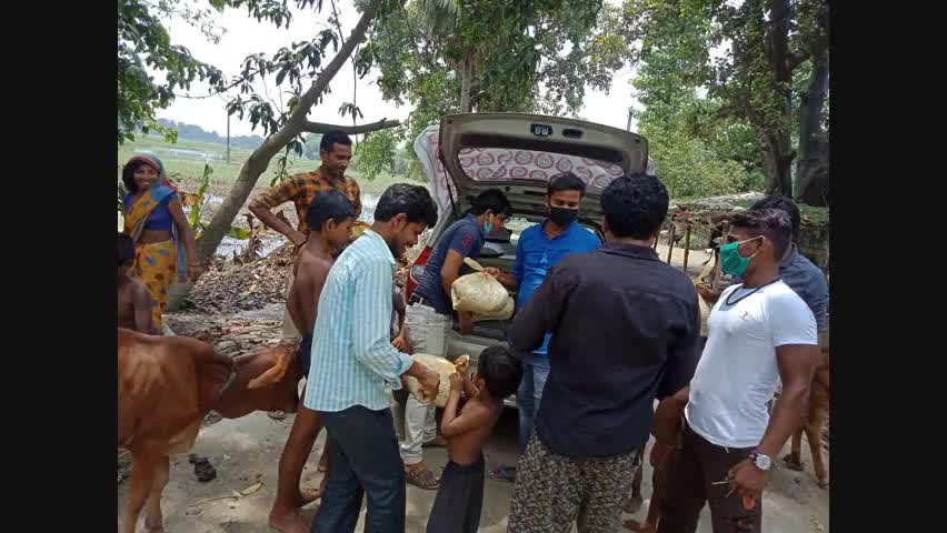 बंजरिया: #utsang_foundation के तत्वाधान में #सिरहा पंचायत बांटा गया बाढ़ पीड़ितों को राहत सामग्री।
#पकड़ीदयाल #मोतिहारी #चंपारण