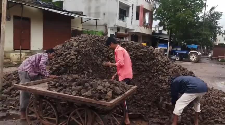 मेघनगर: मेघनगर में नगर परिषद के कर्मचारियों ने सड़कों पर हुए गड्ढों को भरने का कार्य किया शुरू #नगर_परिषद