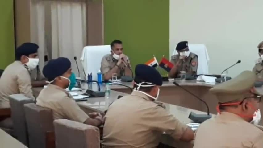 गाज़ीपुर: आईजी रेंज वाराणसी विजय सिंह मीणा पहुंचे गाजीपुर, राइफल क्लब सभागार में की अपराधियों के खिलाफ कार्रवाई की समीक्षा #ig