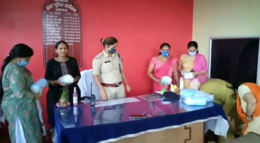 गुना: ब्रज लाडली किशोरी समिति ने कोविड-19 में जरूरतमंदों को वितरण करने के लिए 1000 मास्क सीएसपी को किए भेंट #समाजसेवा #csp