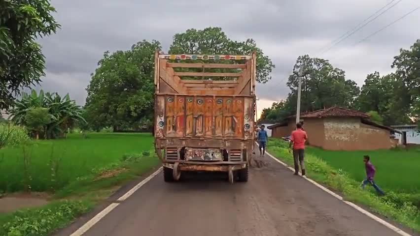 दुधि: छत्तीसगढ़ से अवैध व ओवरलोड बालू की गाड़ियों का आवागमन लगातार चालू।
दबंगो के सह पर सड़के हो रही ध्वस्त।
#प्रशासन_मौन।