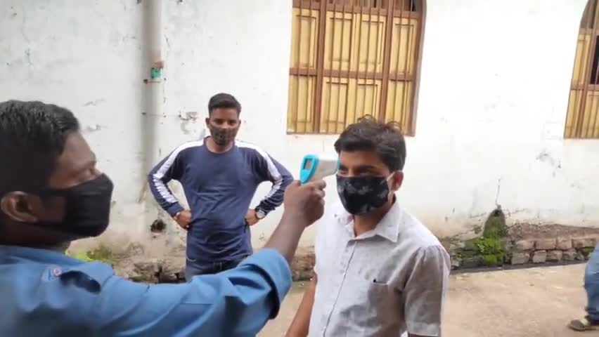 जांजगीर: जांजगीर के सरकारी दफ्तरों में अब थर्मल स्कैनर से चेक के बाद ही दिया जा रहा प्रवेश #कोरोना #थर्मल_स्कैनिंग