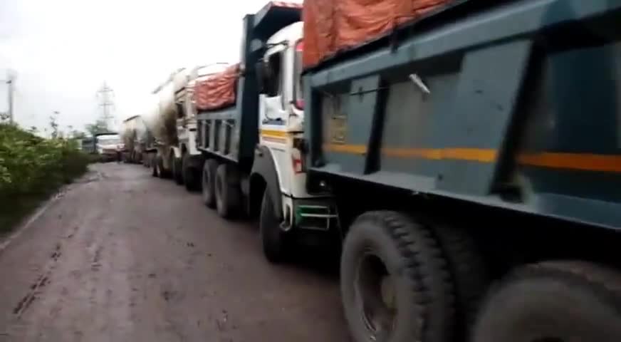चन्द्रपुरा: टीएसी बस्ती के ग्रामीणों ने जर्जर सड़क को लेकर आवागमन किया बाधित, भारी वाहनों की लगी लंबी कतार #सड़क_जाम #प्रदर्शन