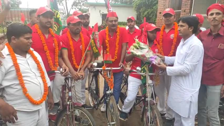 घोसी: समाजवादी पार्टी द्वारा घोसी में निकाली गई अगस्त क्रांति संदेश साइकिल यात्रा #सपा #साइकिल_यात्रा