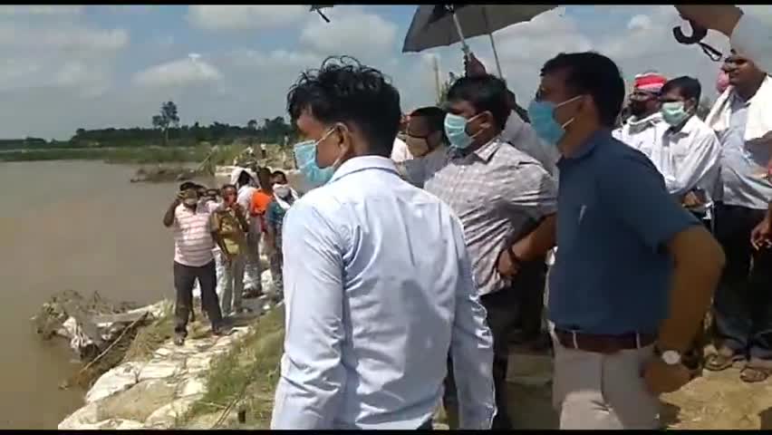 सहसवान: मंडलायुक्त एवं डीएम ने बाढ़ खण्ड अधिकारियों के साथ धापड़ गांव में बाढ़ की स्थिति का लिया जायजा #मंडलायुक्त #डीएम