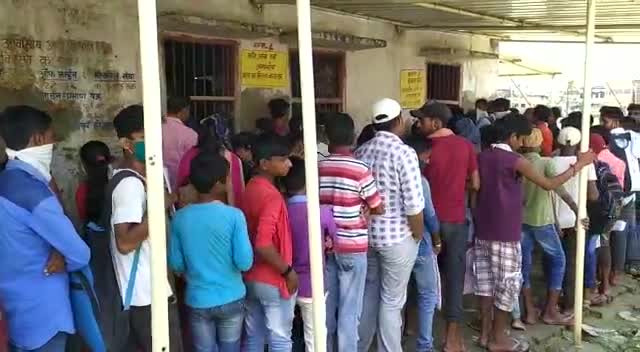 दरभंगा: सदर प्रखंड मुख्यालय आरटीपीएस काउंटर पर लोगों द्वारा नहीं किया जा रहा है सोशल डिस्टेंस का पालन #सोशल_डिस्टेंस