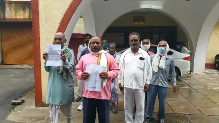 मऊ: अमिरहा ग्राम प्रधान पर लगा विकास के नाम पर बंदरबांट करने का आरोप, ग्रामीणों ने डीएम को सौंपा ज्ञापन #ग्राम_प्रधान #डीएम