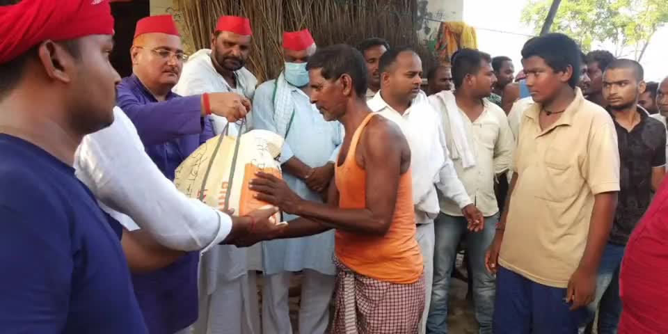 मऊ: मोहम्दाबाद सिपाह के बाढ़ प्रभावित घरों में मधुबन विधानसभा के पूर्व विधायक ने किया राहत सामग्री का वितरण #पूर्व_विधायक